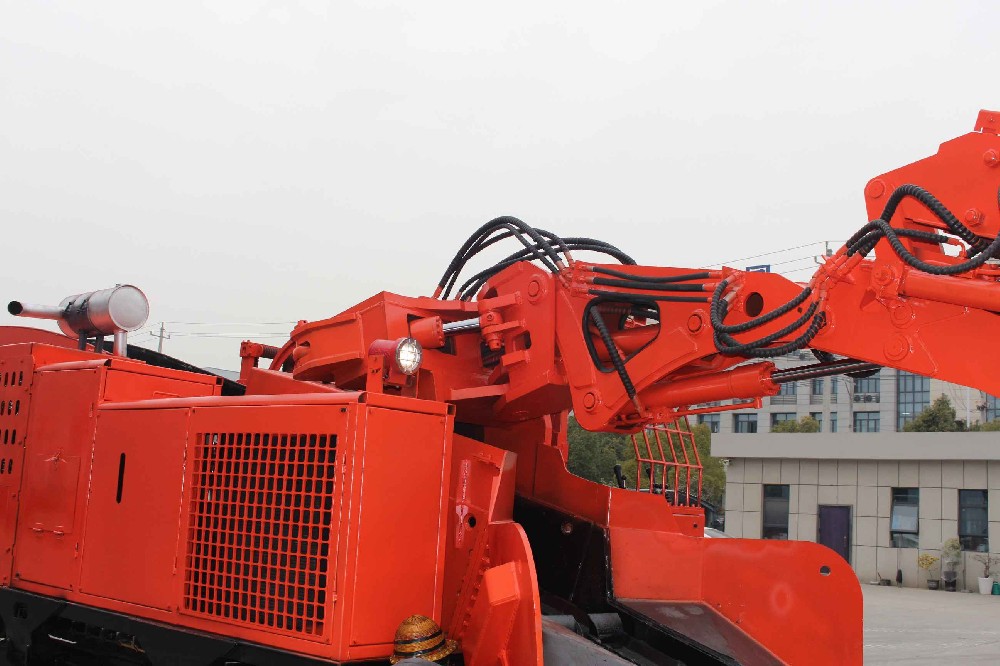 扒渣機(jī)在磷礦開采中的應(yīng)用特色:滿足磷礦開采特殊需求