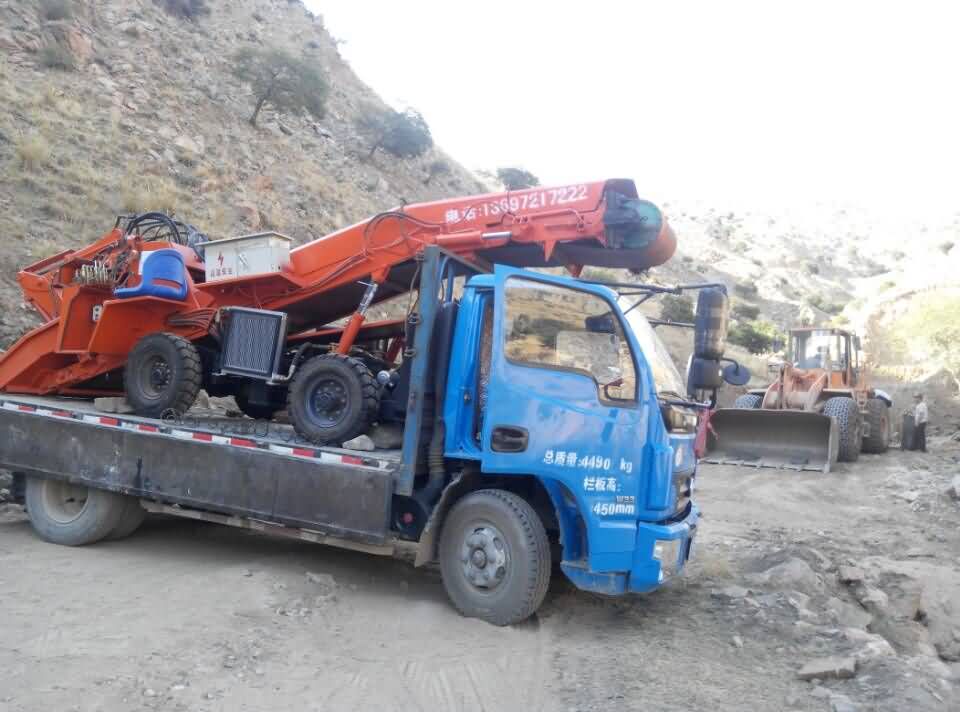 隧道用扒渣機.jpg 隧道用扒渣機.jpg